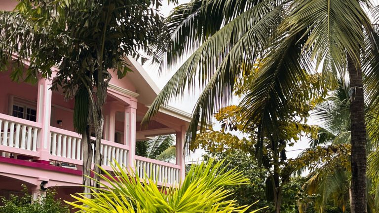 How to Find Cheap Accommodation While Traveling (2025)